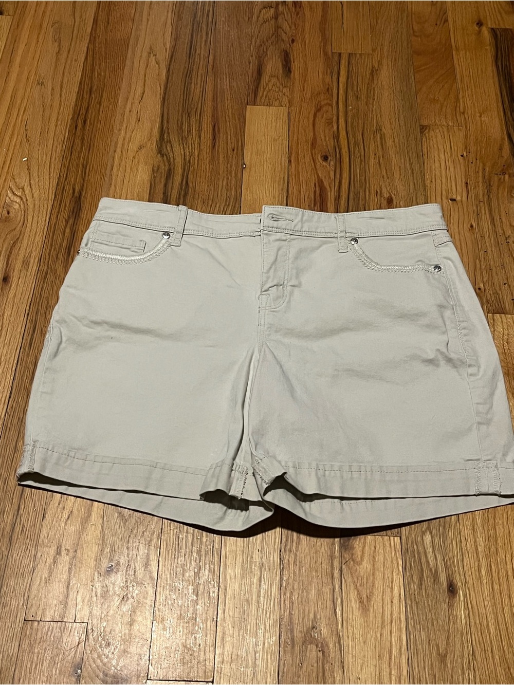 Gloria Vanderbilt Women's Avery Khaki Shorts - Size 6 - Picture 2 of 7